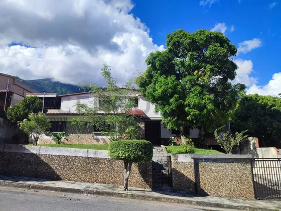 Casa Amplia De Dos Niveles Con Anexo Independiente En La Urbanización Miranda
