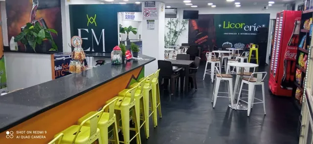 En Catia La Mar Estado La Guaira A Pie De Calle, Vendo  Fondo De Comercio Y Activos Que Incluye (patente De Licores, Bodegón, Restaurant, Carniceria, Charcuteria) Zhernandez