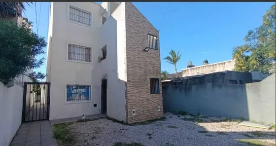 Castelar Ph En Venta Con Patio Y Cochera Apto Profesional Y Apto Credito  Un Ambiente.