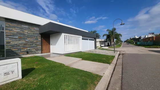 Casa En Venta En  Las Cañitas Barrio Privado De 3 Dormitorios Con Pileta