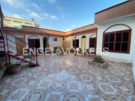 Consolidada Hostal, Con Amplias Instalaciones.