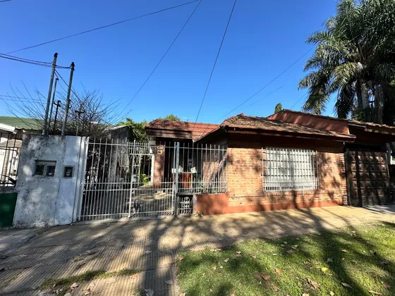 En Venta Casa Con Amplio Jardin En El Centro De Jose C. Paz - A 150 Mts De Gaspar Campos