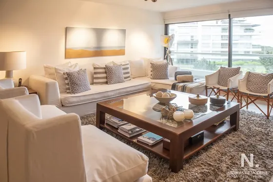 Hermoso Departamento En Venta Frente A Playa Brava, 3 Dorm + Dep. Marigot Brava