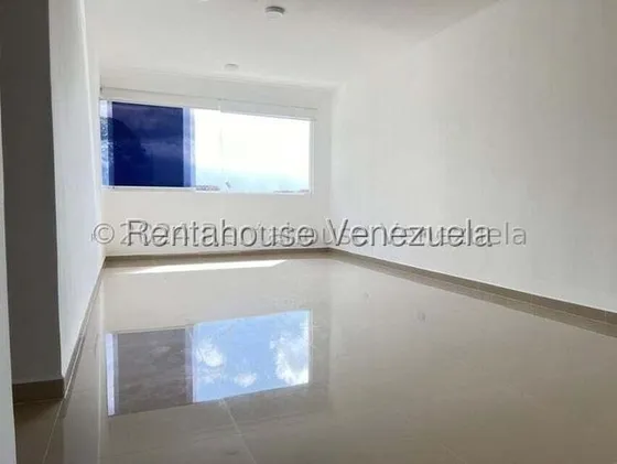 Hermoso Apartamento Remodelado En Alquiler En La Bonita Edificio Con Pozo De Agua. Ys12522702