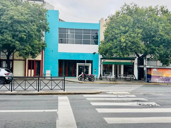 Importante Local En Alquiler Sobre Av. Alberdi