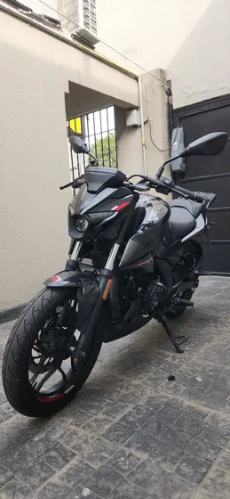 Bajaj Rouser N250 Negra