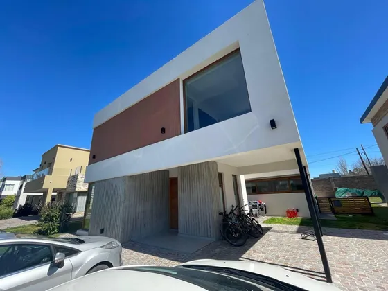 Venta Casa 5 Ambientes De Categoría En Barrio Privado Los Troncos Berazategui