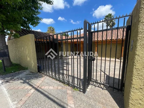 Casa En Venta De 5 Dorm. Sector Los Dominicos En Las Condes.