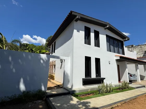 Ana María Arteaga  Vende Casa En La Urbanización Lomas Del Este.