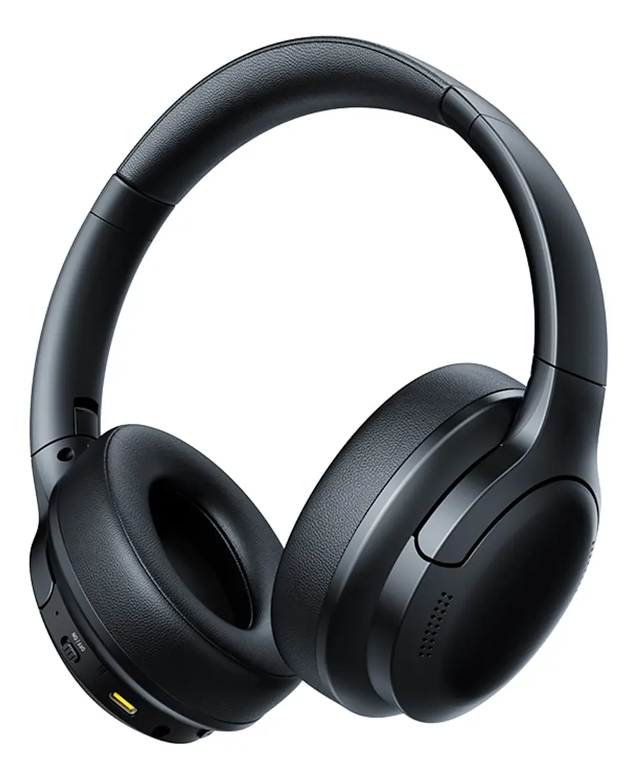 Headphone Baseus Bass BH1 Lite preto, vista lateral-frontal esquerda, exibindo os botões de controle e a porta de carregamento USB-C na concha.