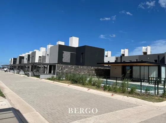 Venta - Housing Duplex 2 Dormitorio 3 Baños - Pileta En Nobu