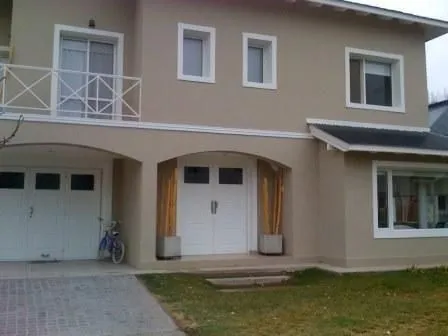 Casa Muy Linda De Tres Dormitorios En Club De Campo La Comar