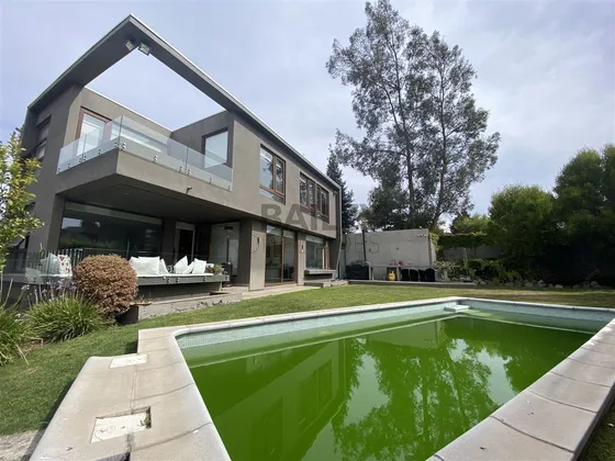 Casa En Venta De 5 Dorm. En Concón