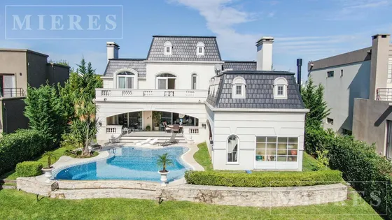 Casa De Estilo Frances En Venta En El Yacht, Al Río, Nordelta.