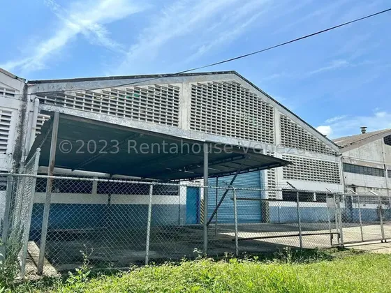 Oportunidad De Inversion. Imponente Galpon Industrial En Venta, Con Más De 2700m2 De Terreno Y Mas De 2170m2 De Construccion, Con Un Area De Oficina De 205m2. Estructura De Vigas Y Columnas Metalicas