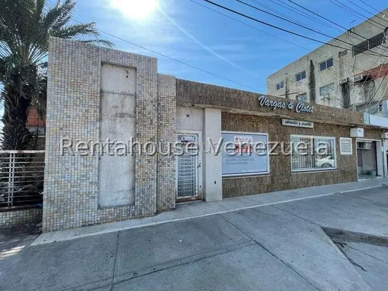 Venta De Local Comercial Av Jacinto Lara Con Caja De Agua