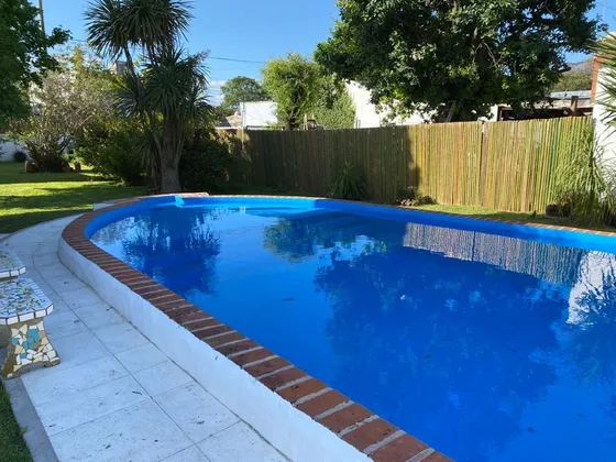 Casa Con Parque Y Pileta En Zona Urbana