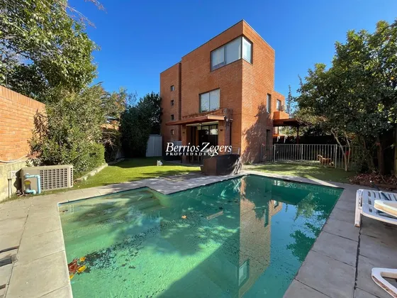 Casa En Arriendo De 4 Dorm.4 Baños Frente Audd En Las Condes