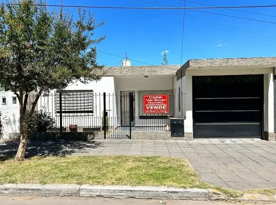 Propiedad Con Cochera, Patio Con Parrilla Y Todos Los Servicios 