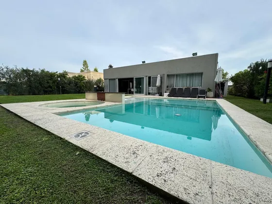 Casa En Venta - 3 Dormitorios 3 Baños - Cocheras - 600mts2 - Canning