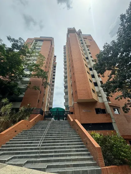Apartamento En La Urbanización El Bosque, Residencias Monticello. Amoblado. Zc.p