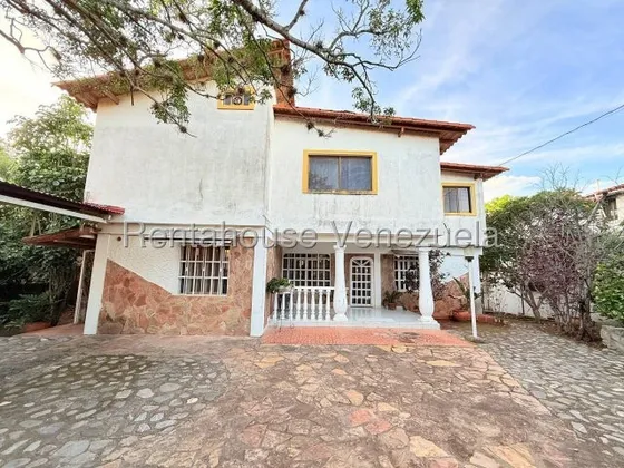 Francisco Rojas Norscia Rentahouse 25-24009 Residencia De Tres Niveles Disenada Para El Bienestar Y El Disfrute Familiar; Donde La Elegancia Se Encuentra Con La Naturaleza. Cuenta Con Amplia Sala-esta