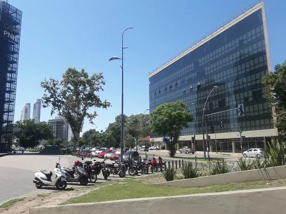 Av Luis Candido Carballo Al 100 - Venta Oficina Con Cochera En Rosario