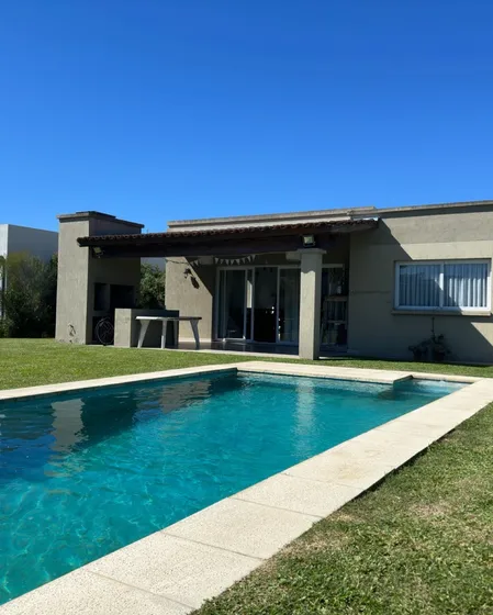 Casa Con Pileta En Venta - San Eduardo  - Pilar Del Este - Pilar