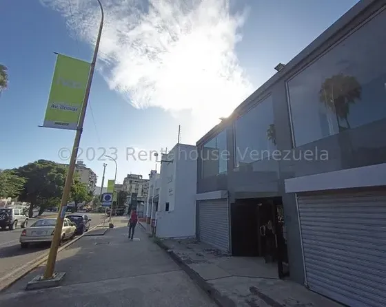 Jv Vende Casa Comercial A Pie De Calle, Ubicado En Las Avenidas Mas Transitadas De Valencia Urbanizacion El Vinedo 23-23179 Jun1