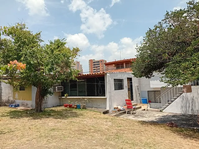 Francisco Rojas Norscia Rentahouse 2 5 - 2 0 4 7 8 Casa Quinta De 3 Niveles, En El Este De Barquisimeto, El Pinal, Cuenta Con 8 Habitaciones Y 6 Banos, Amplio Terreno En Sitio Seguro, Ideal Para Ti!!!