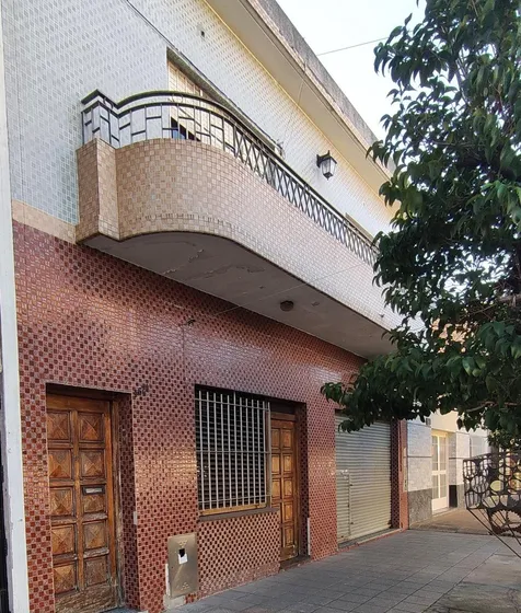 2 Casas + Local Impecables ( Centro Chingolo )