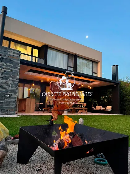 Casa De Diseño En Venta, Barrio Santa Elena, Pilar Del Este. No Te La Pierdas!!