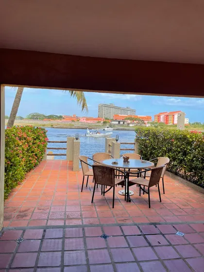 Townhouse En Higuerote Con Muelle En Canal Navegable