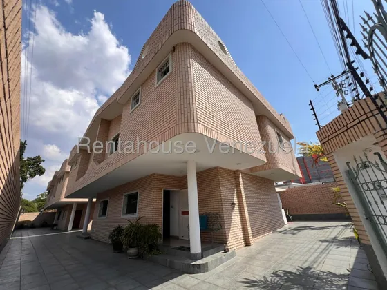 Casa Townhouse En Venta En La Arboleda Maracay Excelente Ubicación Para Inversión Conjunto Cerrado Moderno Nela 25-19023