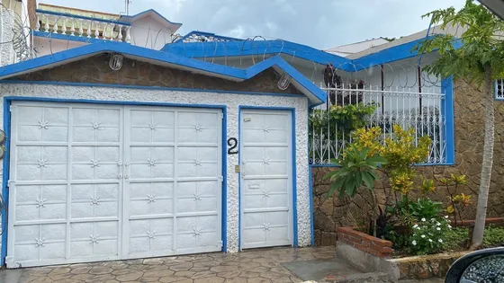 Casa En Venta En Los Laguitos
