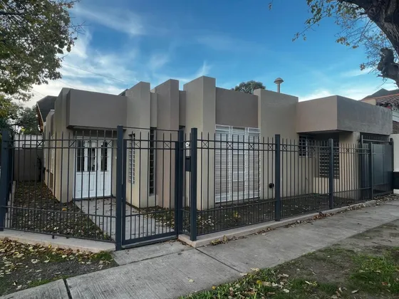 Venta,  Castelar Norte, Excelente Propiedad Y Ubicación, En Venta, Permuta, Toma Propiedad En Menor Valor 