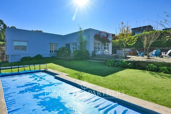 Hermosa Casa Con Amplio Jardín En La Divisa