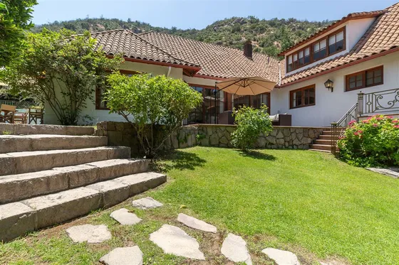 Casa En Condominio Rodeada De Áreas Verdes En La Dehesa