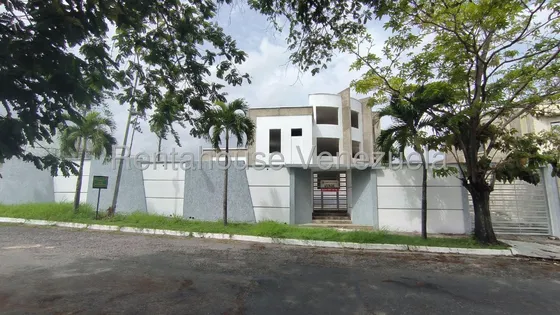 Exclusiva Casa En Venta En Guaracarima La Victoria Obra Gris Para Remodelar A Tu Gusto Urbanismo Privado Vigilancia 24/7 Tu Nuevo Hogar Estef 25-14133