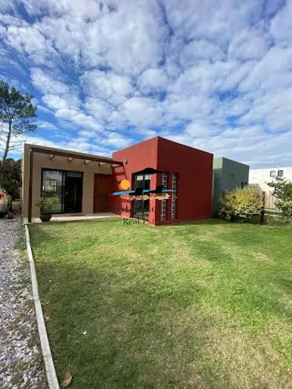 Casa En Venta A Estrenar En Altos De Pinares, 3 Dorm.,2 Baños, Piscina Climatizada!!