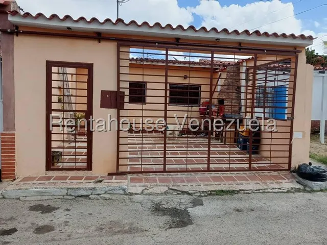 Bray Montoya Vende Hermosa Casa Moderna En Muy Buen Precio Ubicada En Cabudare Posee 3 Habitaciones 2 Baños Y Tanque Subterraneo 2#5#1#4#3#3#1 Bray Montoya                                             
