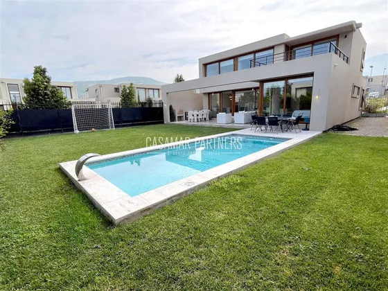 Casa En Arriendo De 4 Dorm. En Colina