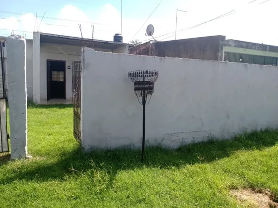 Casa 3 Ambientes 150 Mts2 Aprox, Gran Jardin Con Entrada De Auto .pontevedra 