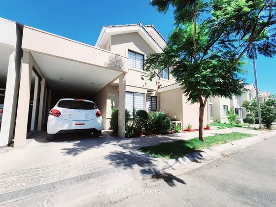 Casa En Arriendo De 3 Dorm 3 Baños. En Padre Hurtado