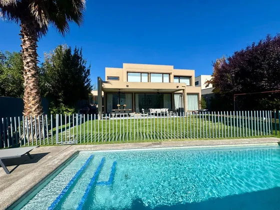 Impecable Casa En Condominio Los Bravos, Cercano Craighouse