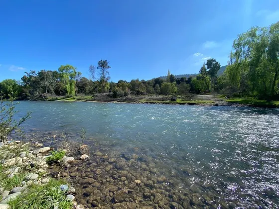 Parcela Cerrada Plana Y A Pocos Pasos Del Rio Claro