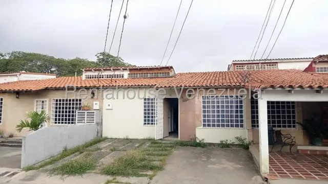 & Maria Luisa Mendoza Vende Bella Casa En Zona Estrategica De Cabudare En Calle Cerrada Con Todos Los Servicios Basicos Operativos 2 5 2 1 2 6 0                                                        