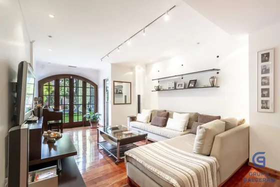 Casa En  Venta - Colegiales - Jardin Y Pileta - Cochera Para Dos Autos - Impecable Estado