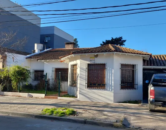 Venta Monte Grande Casa Ideal Uso Comercial Excelente Ubicación, 3 Dormitorios, Cochera, Quincho Y Parque!