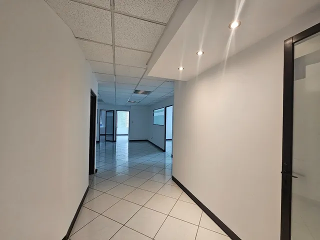 En Edificio Europlaza Zona 14 Rento Oficina